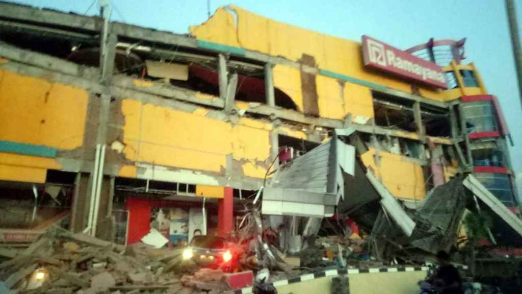 Vista de un edificio derrumbado tras un terremoto de magnitud 7,5.