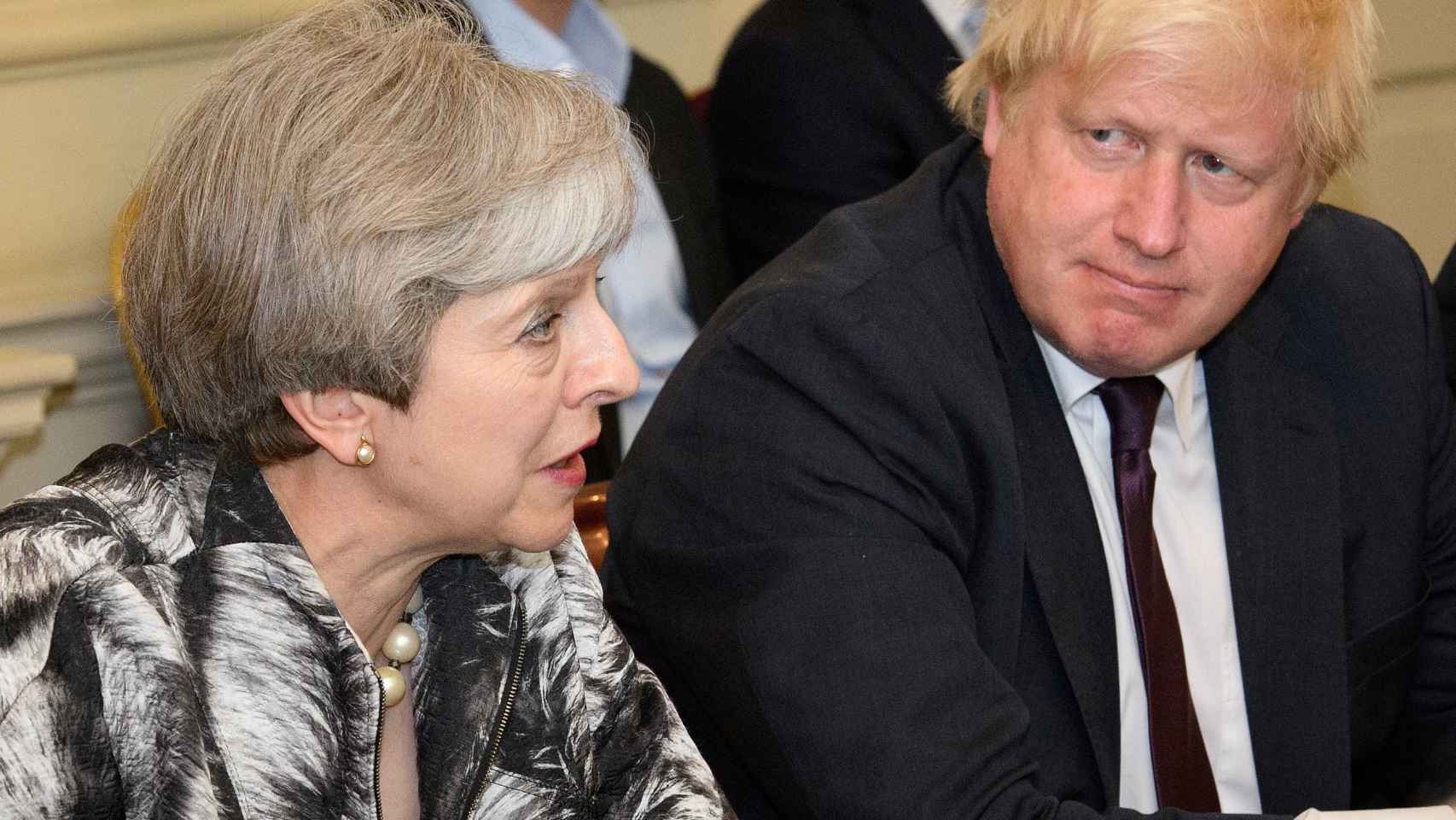 La primera ministra de Gran Bretaña, Theresa May, se sienta junto al ex secretario de Asuntos Exteriores de Gran Bretaña, Boris Johnson.