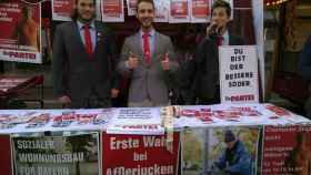 Miembros del partido Die Partie junto a algunos carteles de su campaña.
