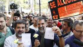 Jordi Sánchez y Jordi Cuixart muestran papeletas del simulacro de referéndum del 1-O