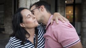 Pilar Dos Santos abraza a su hijo Adrián mientras él le besa. El chico pasó siete meses en coma después de ser atropellado por un conductor que se dio a la fuga y no lo socorrió.