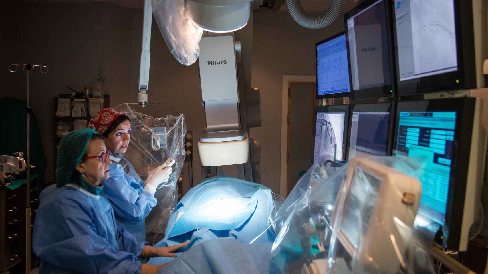 La cardióloga Mónica Fernández se guía por los monitores durante el cateterismo. Foto Fernando Ruso