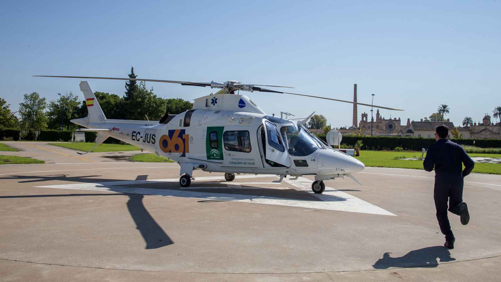 Un helicóptero del 061 en la base del servicio de emergencias sanitaria de la Isla de la Cartuja (Sevilla). Foto Fernando Ruso