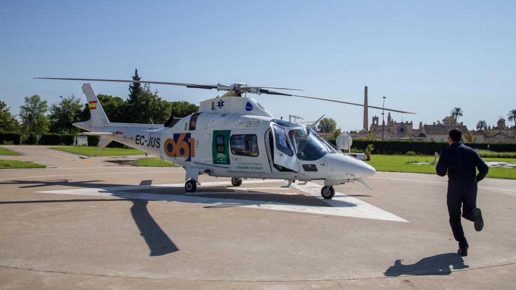 Un helicóptero del 061 en la base del servicio de emergencias sanitaria de la Isla de la Cartuja (Sevilla). Foto Fernando Ruso