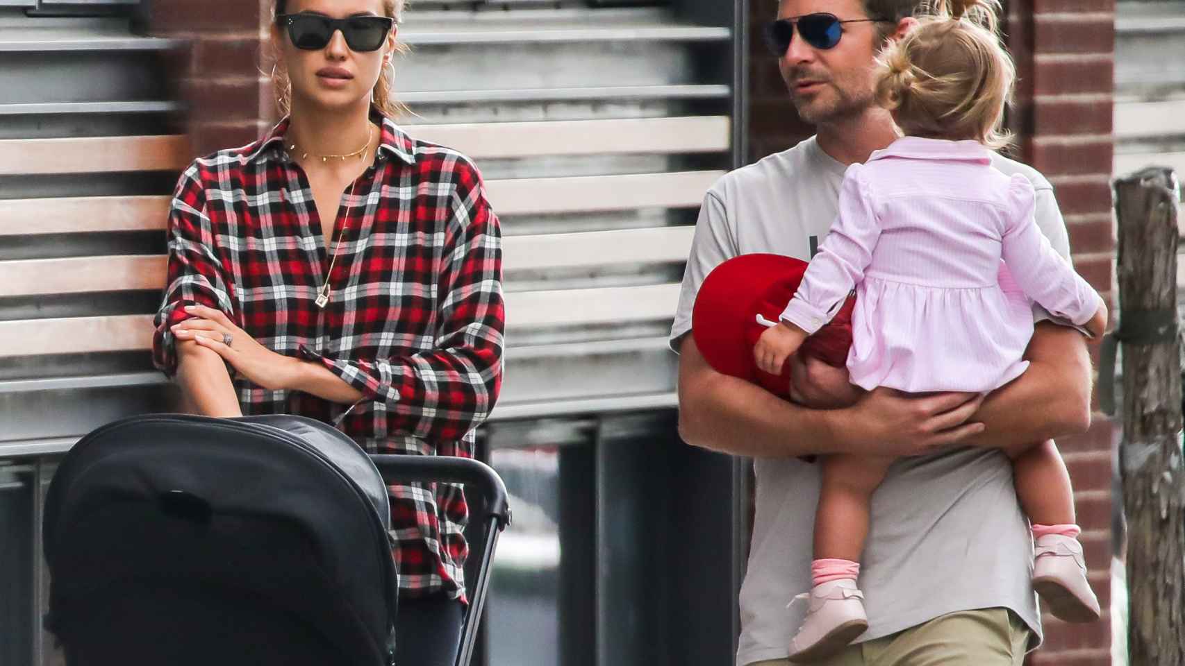 Bradley Cooper e Irina Shayk con su hija por las calles de Nueva York.