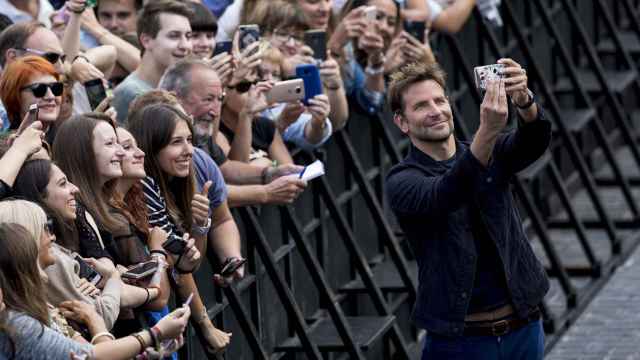 Bradley Cooper y sus seguidores en San Sebastián.
