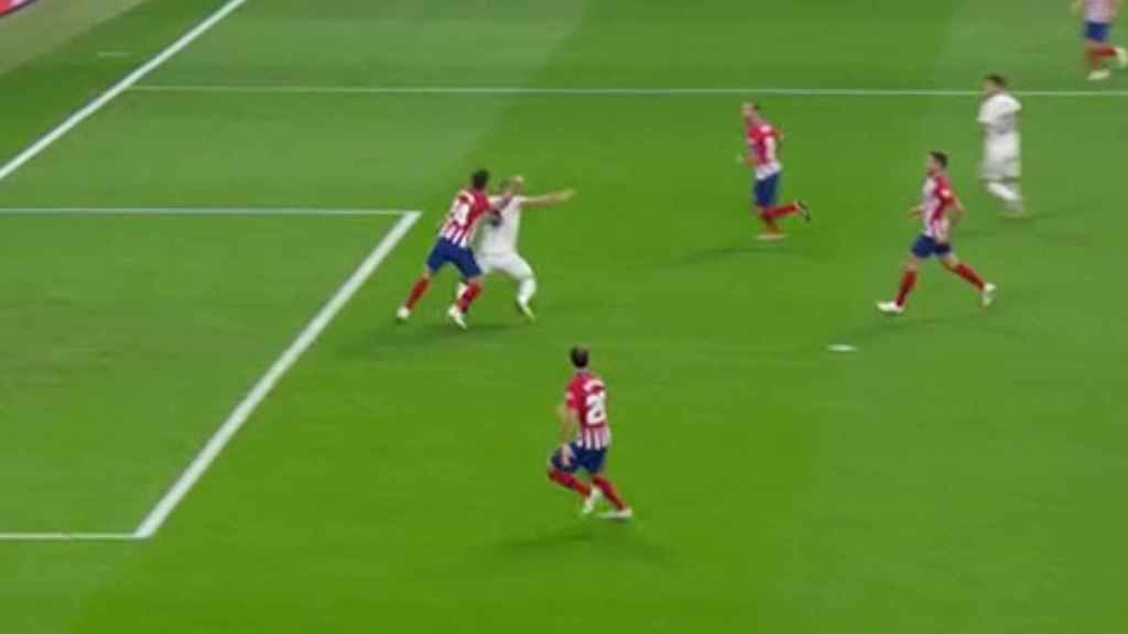 Benzema pidió penalti en el área del Atlético de Madrid