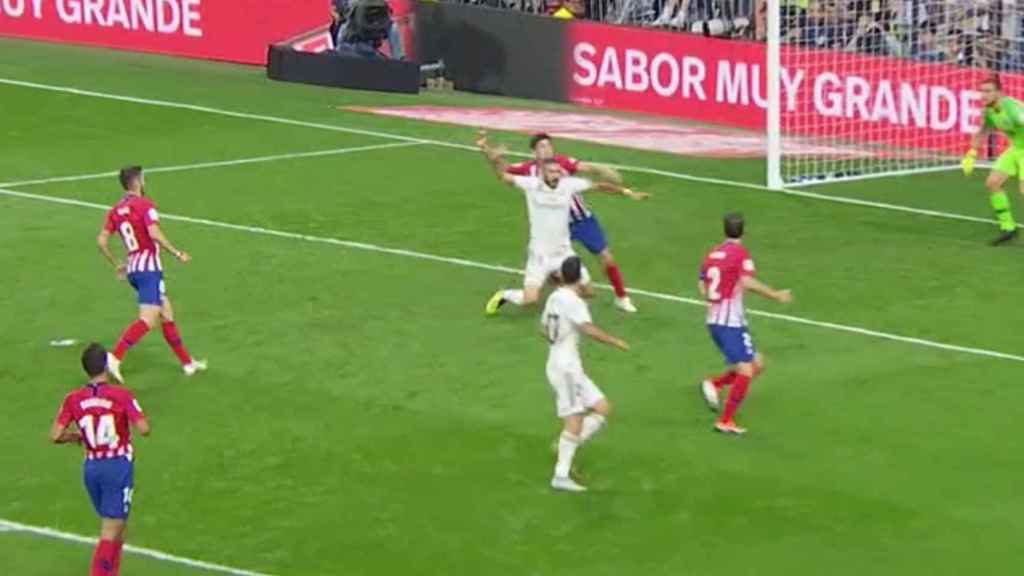 Benzema pidió penalti en el área del Atlético de Madrid