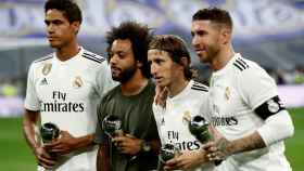 Varane, Marcelo, Modric y Ramos ofrecen sus trofeos en el Fifpro al Santiago Bernabéu