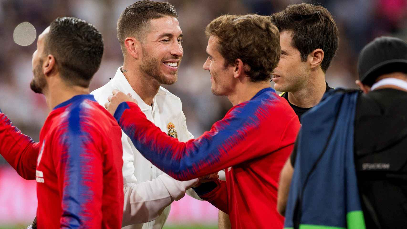 Sergio Ramos y Antoine Griezmann se saludan antes del derbi Real Madrid - Atlético