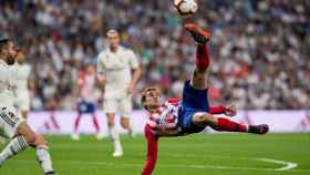 El delantero francés del Atlético de Madrid, Antoine Griezmann, intentando un remate acrobático