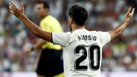 El centrocampista del Real Madrid, Marco Asensio, se queja de una jugada a Martínez Munuera