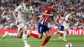 Gareth Bale conduce el balón ante el defensa uruguayo del Atlético de Madrid, Diego Godín
