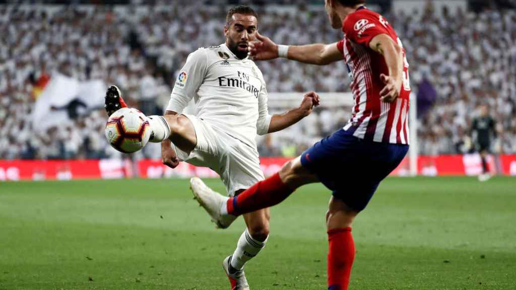 Carvajal disputa el balón ante el jugador brasileño del Atlético de Madrid, Filipe Luis