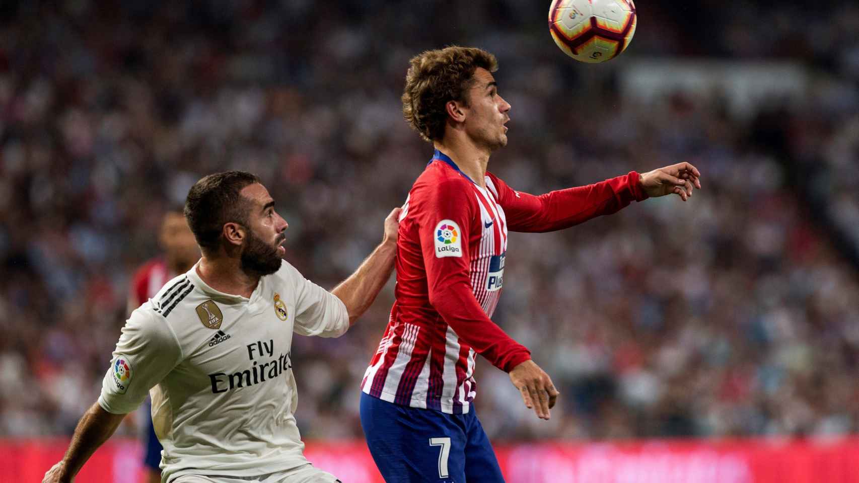 Griezmann, intenta controlar el balón ante el defensa del Real Madrid, Dani Carvajal