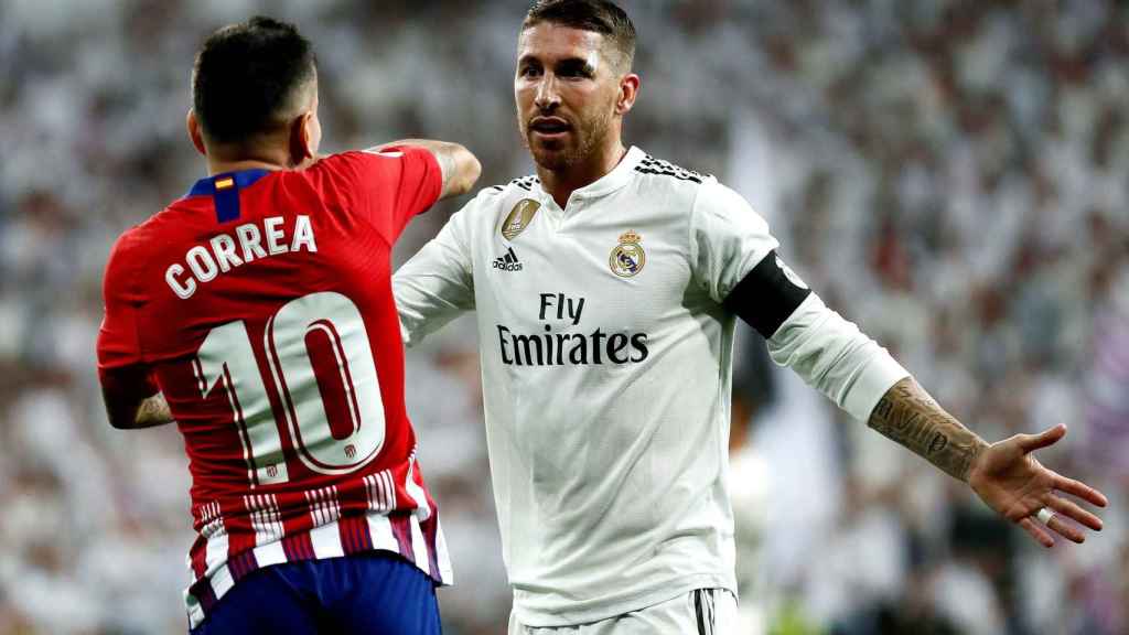 Sergio Ramos, y el delantero argentino del Atlético de Madrid, Ángel Correa