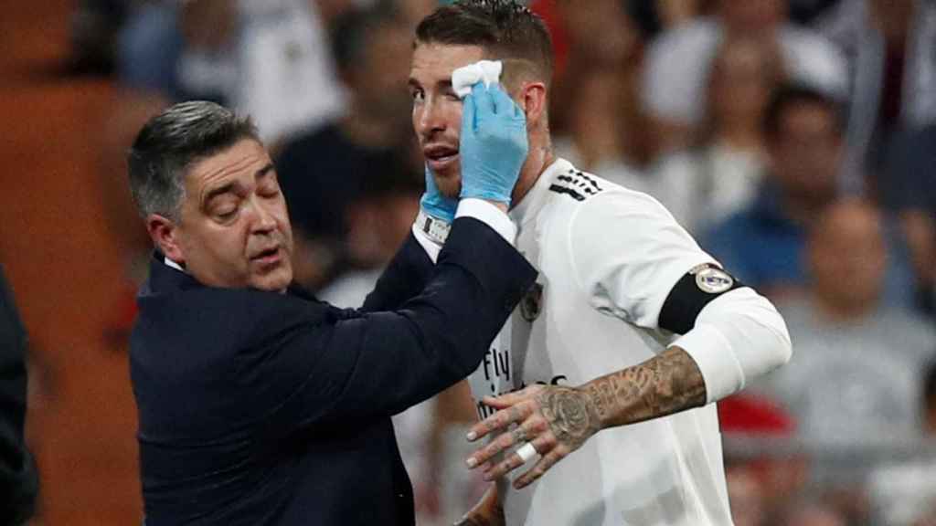 Sergio Ramos, atendido tras un golpe en la ceja