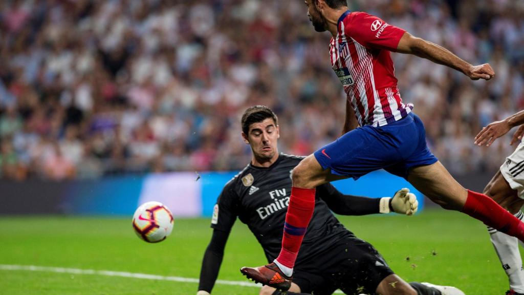 Courtois desvía un mano a mano contra Diego Costa