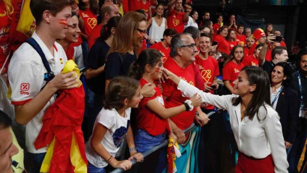 La reina Letizia saludando a los seguidores de la Selección Española de Baloncesto Femenino.