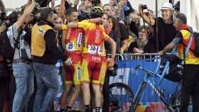 El equipo español celebra la victoria de Alejandro Valverde