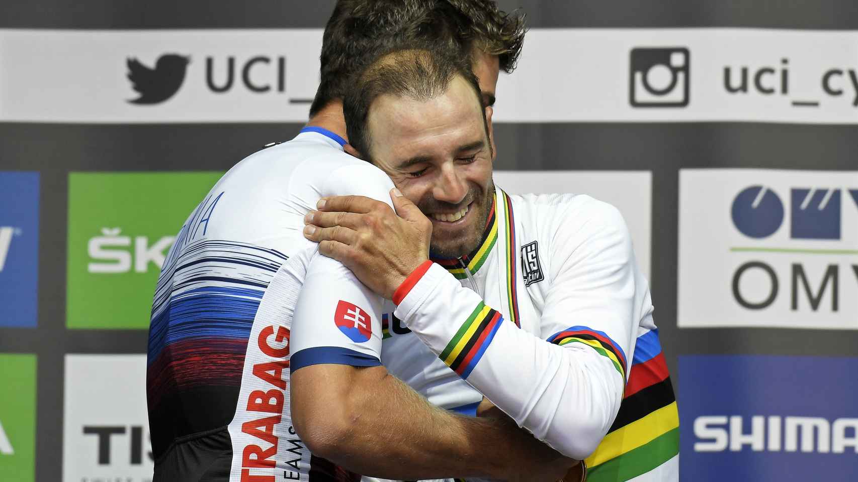 Peter Sagan y Alejandro Valverde se abrazan en el podio del Mundial