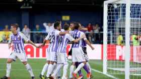 Los jugadores del Valladolid se abrazan celebrando un gol