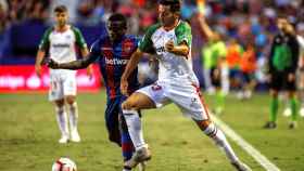 Jony conduce el balón ante la presión de Moses Simon en el Levante-Alavés de La Liga