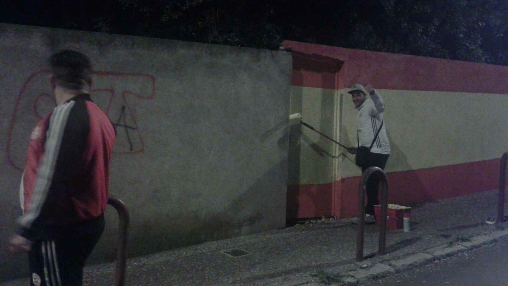 Santi López pinta una gran bandera de España en su barrio