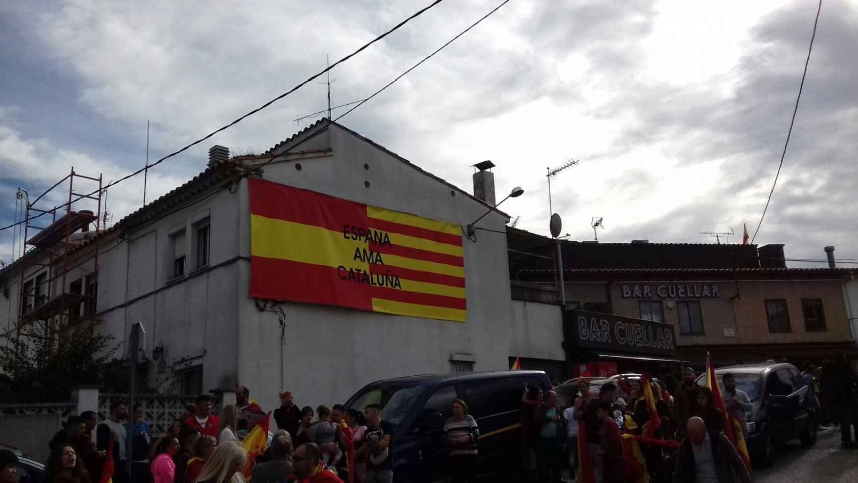 España ama a Cataluña es uno de los eslóganes de los vecinos del barrio
