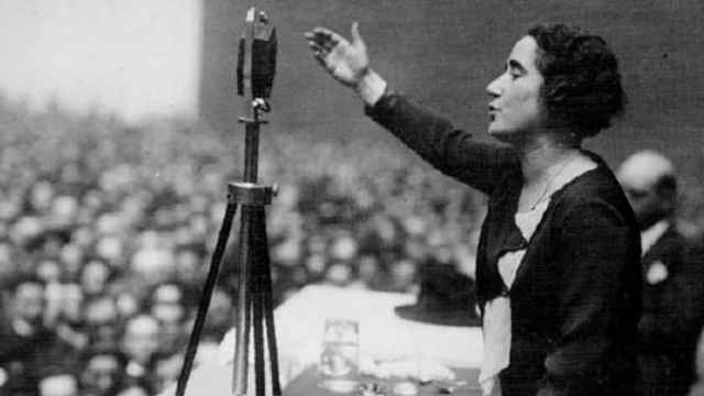 Clara Campoamor durante uno de sus discursos.