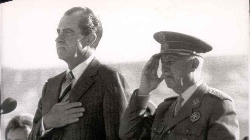 Nixon y Franco escuchan los himnos de EEUU y España en el aeropuerto de Barajas en 1970.