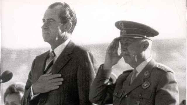 Nixon y Franco escuchan los himnos de EEUU y España en el aeropuerto de Barajas en 1970.