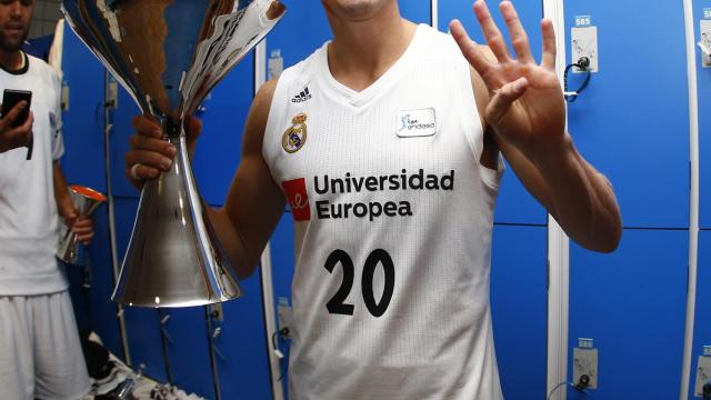 Jaycee Carroll posa con la Supercopa