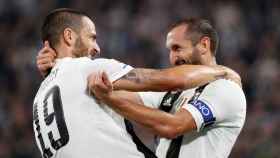 Bonucci y Chiellini celebran un gol con la Juventus