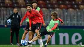 Modric, Asensio y Vallejo en un entrenamiento