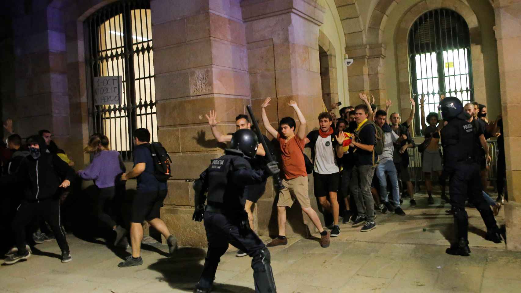 Las calles de Barcelona recuperan la calma tras la batalla campal entre Mossos y los CDR