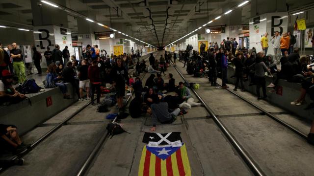 Los Comités en Defensa de la República en las vías de tren de Gerona.