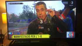 Un reportero de TV3, bañado en los polvos 'holi' de los CDR.