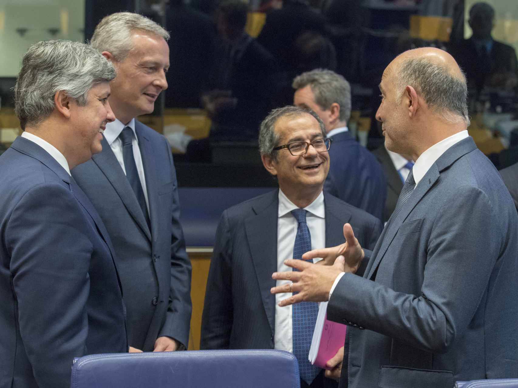 El italiano Giovanni Tria conversa con Moscovici, Centeno y Le Maire durante el Eurogrupo