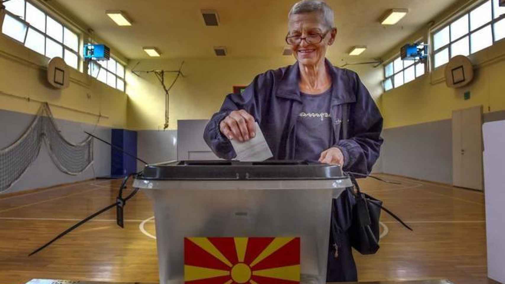 Una mujer vota para cambiar el nombre de Macedonia, en Skopje.