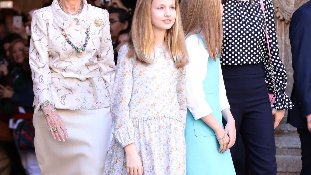 La reina Letizia, la emérita Sofía, la princesa Leonor y la infanta Sofía en Palma.