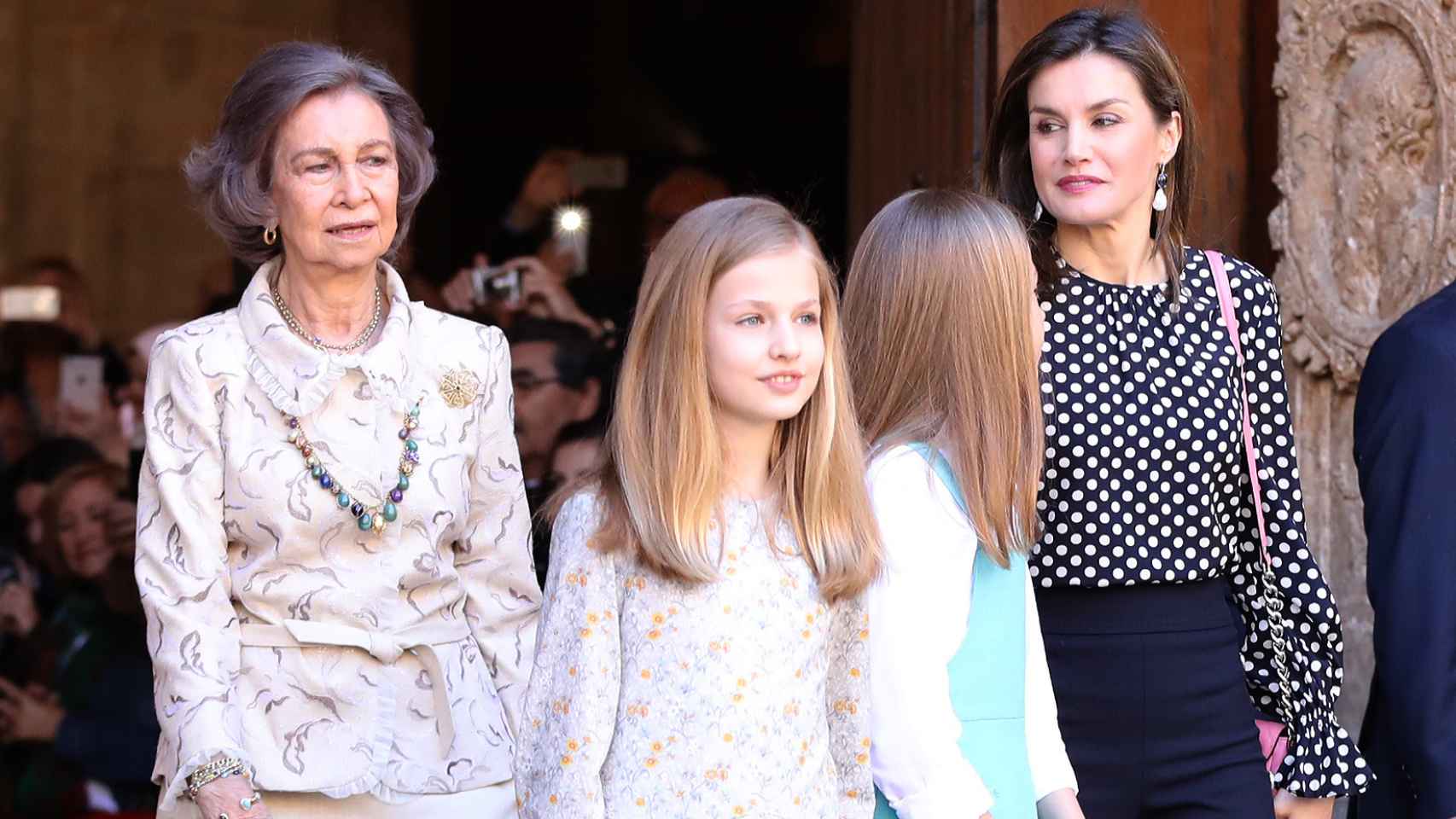 La reina Letizia, la emérita Sofía, la princesa Leonor y la infanta Sofía en Palma.