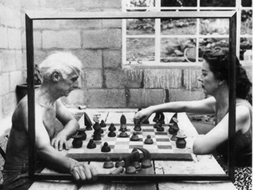 Max Ernst y Dorothea Tanning jugando al ajedrez.