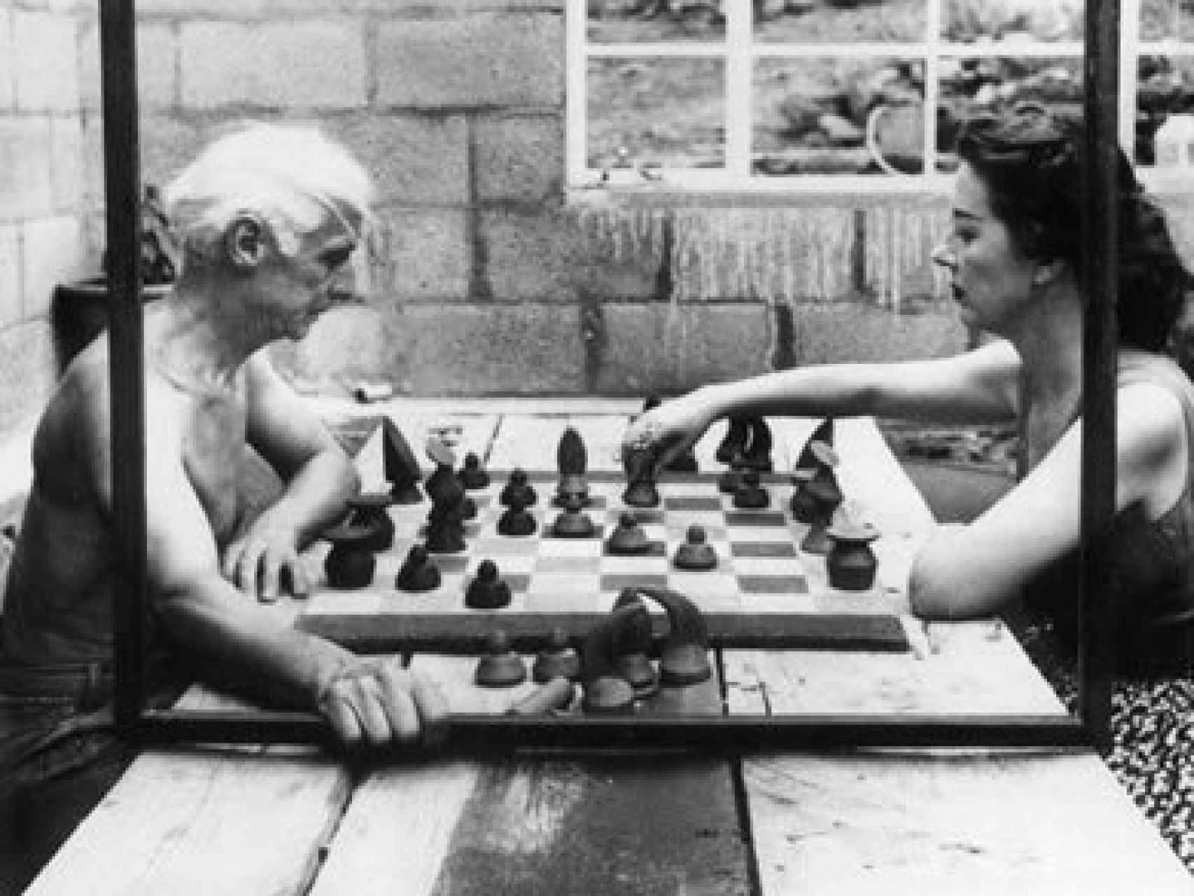 Max Ernst y Dorothea Tanning jugando al ajedrez.