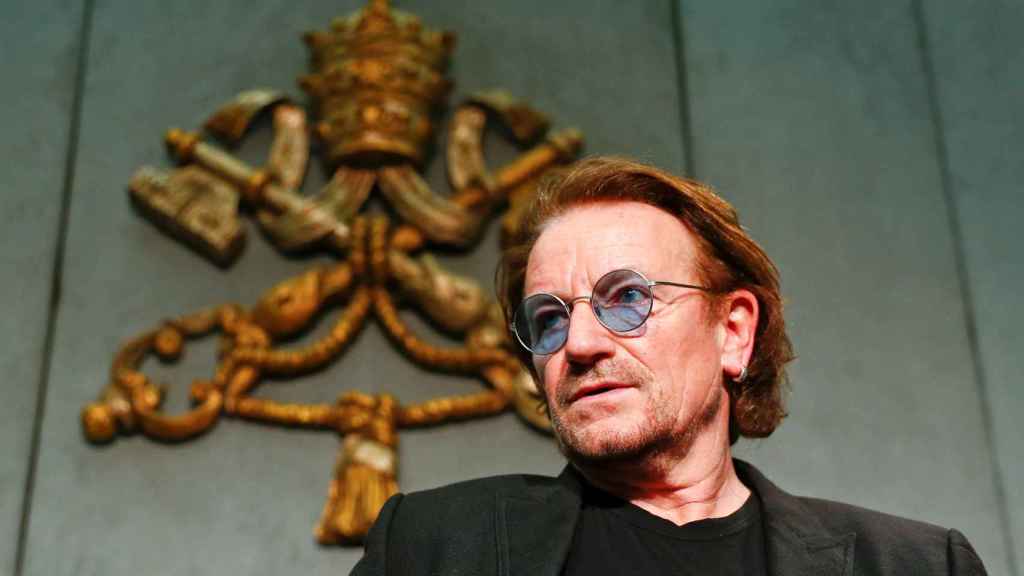 El cantante Bono en una rueda de prensa en el Vaticano.