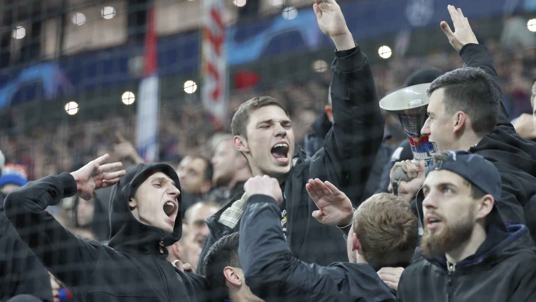 Aficionados del CSKA celebrando un gol al Real Madrid