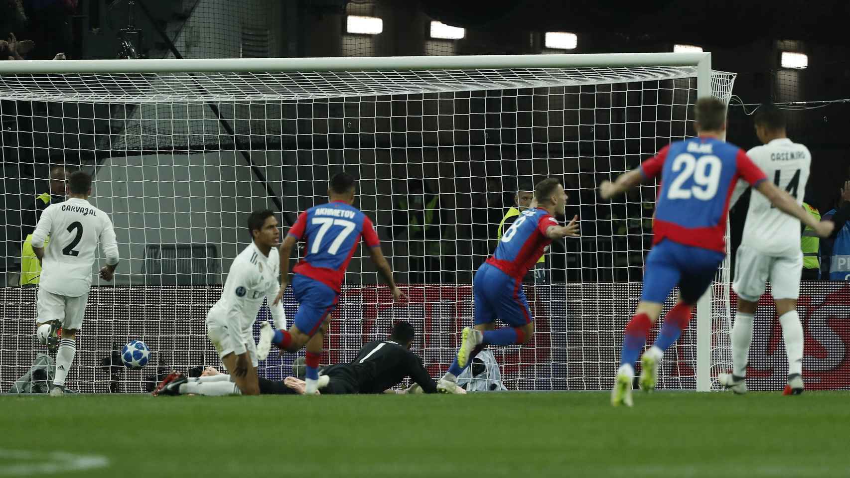 Nikola Vlasic, del CSKA, anota el 1-0 ante el Real Madrid