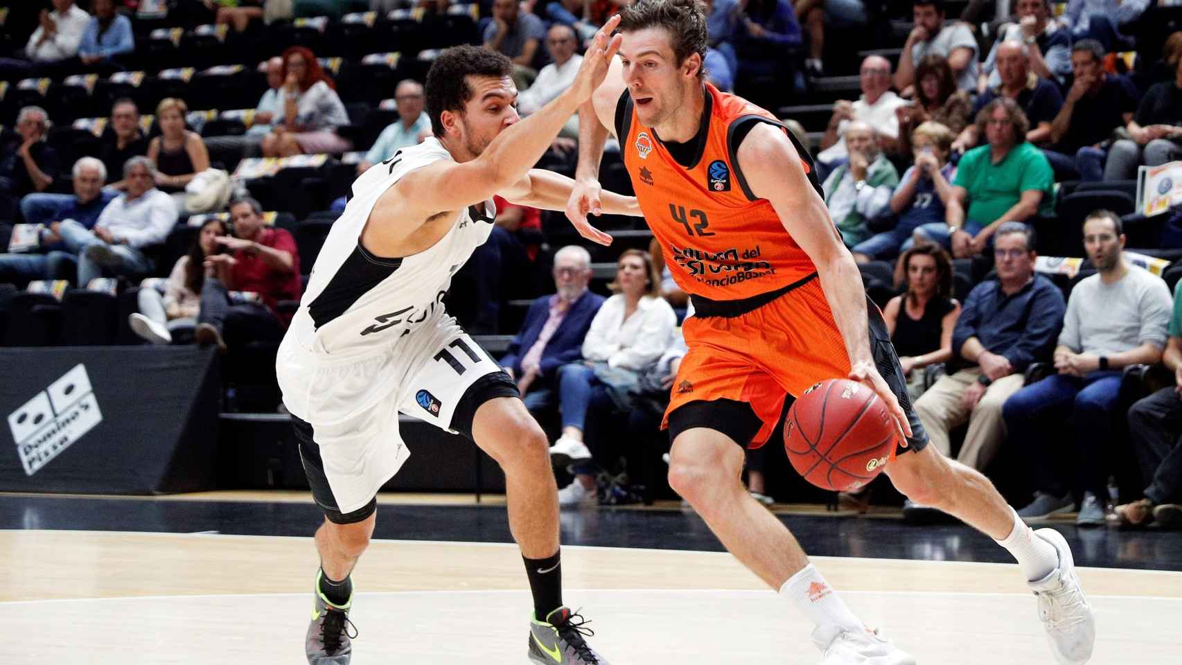 Aaron Doornekamp se marcha de un rival en el Turk Telekom Ankara - Valencia Basket de la Eurocup