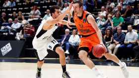 Aaron Doornekamp se marcha de un rival en el Turk Telekom Ankara - Valencia Basket de la Eurocup