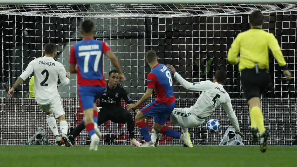 Nikola Vlasic anotando un gol a Keylor Navas